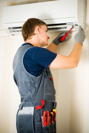 Майстер ремонтує кондиціонер Daikin Майстер ремонтує кондиціонер Daikin